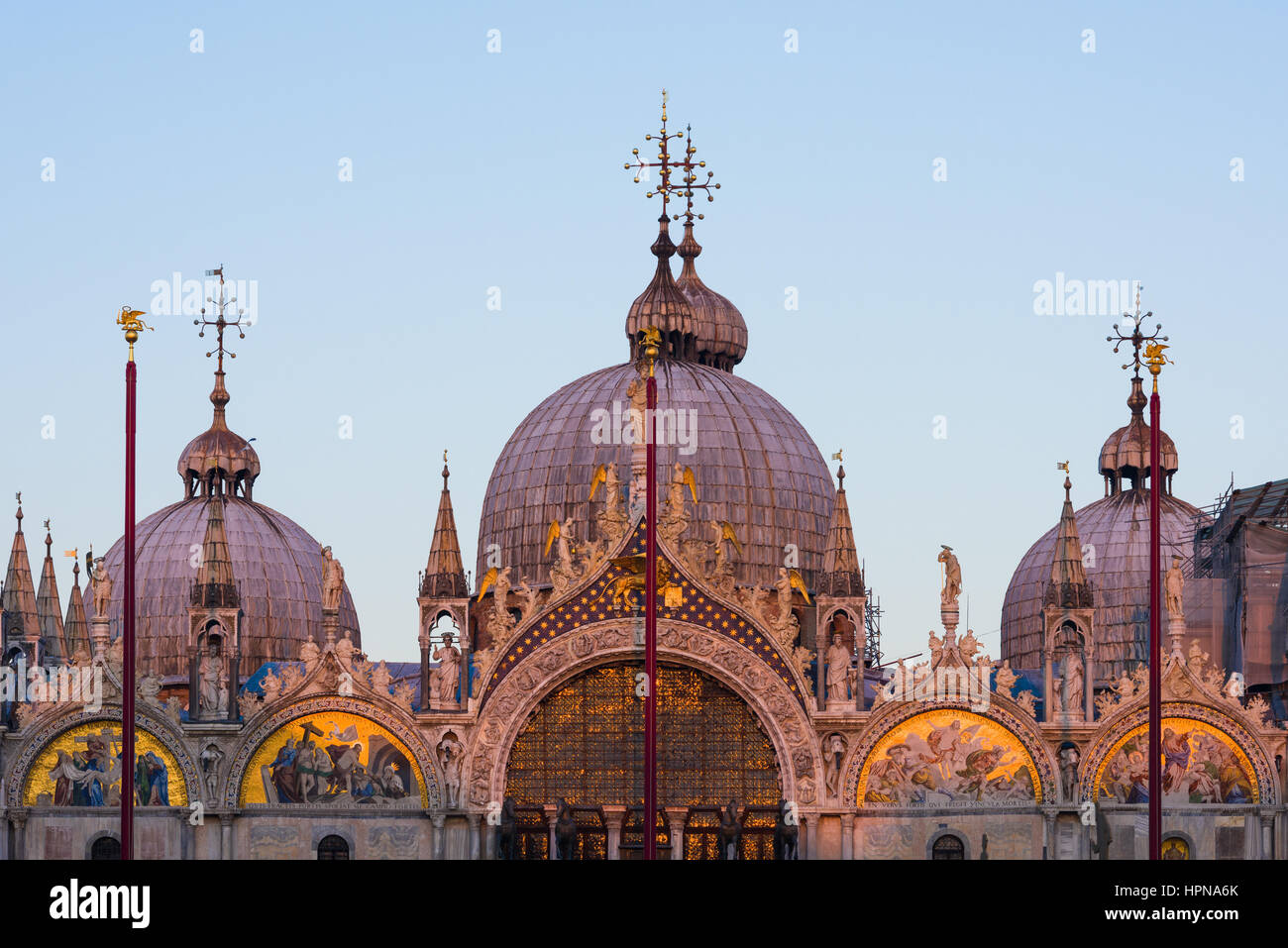 Die Basilika von der Cattedrale Patriarcale di San Marco in Venedig gesehen bei Sonnenuntergang Stockfoto