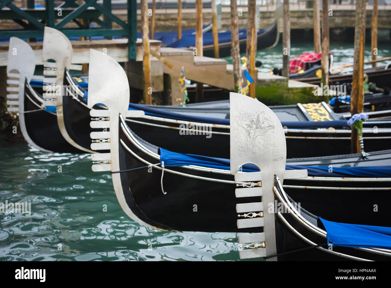 Einzelheiten über den Bug eine venezianische Gondel vertäut am Canal Grande in Venedig Stockfoto