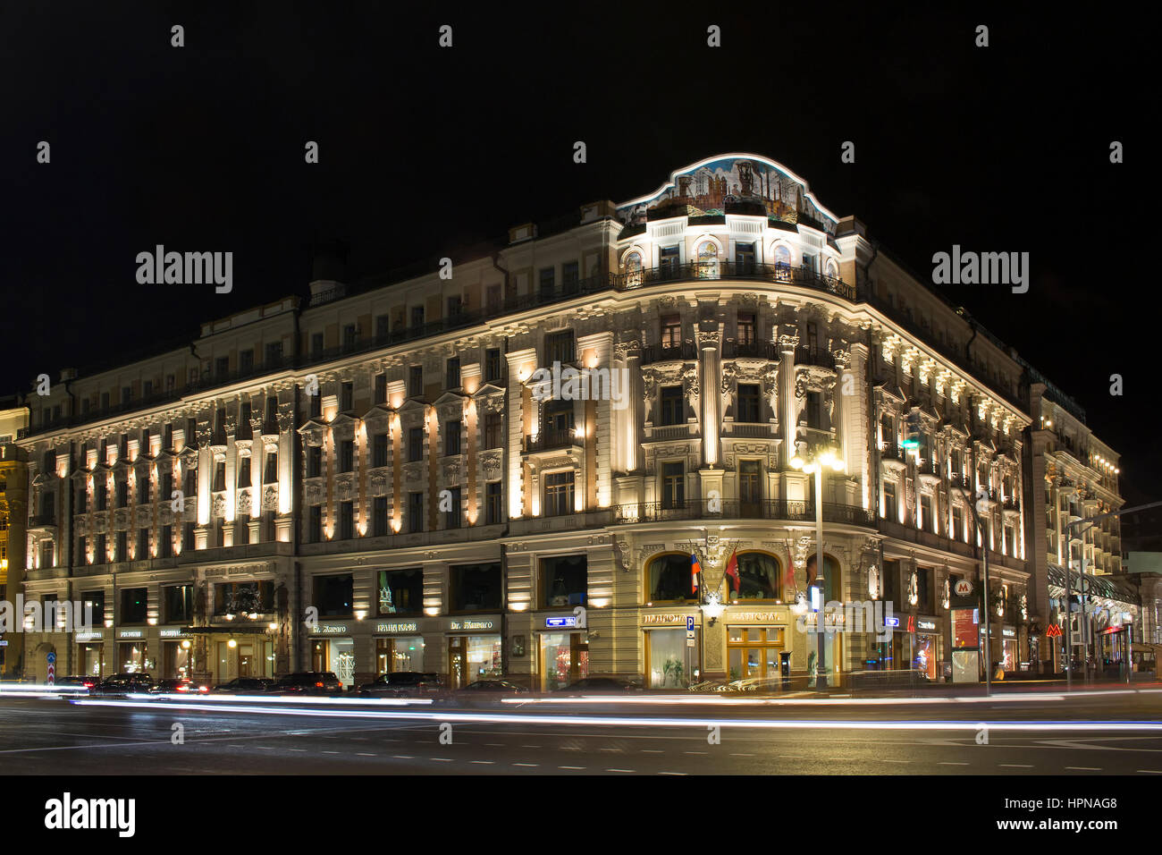 Blick auf ein Luxury Collection Hotel - National in der Nacht in Moskau im Jahre 1903 gebaut. Autos schafft Lichtspuren in Bewegung Langzeitbelichtung Stockfoto