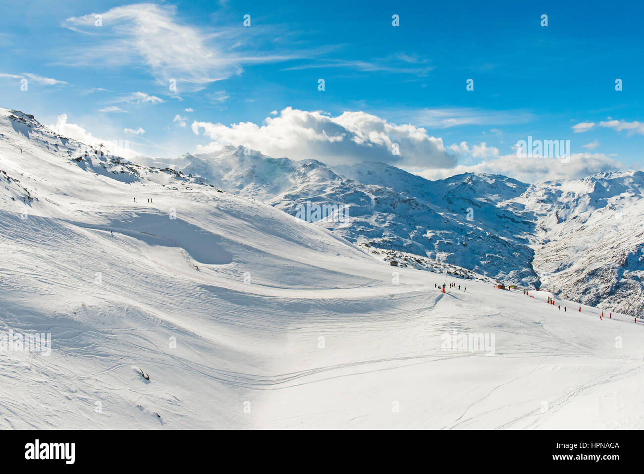 Skifahrer auf einer Skipiste piste im Winter Alpine Mountain Resort Stockfoto