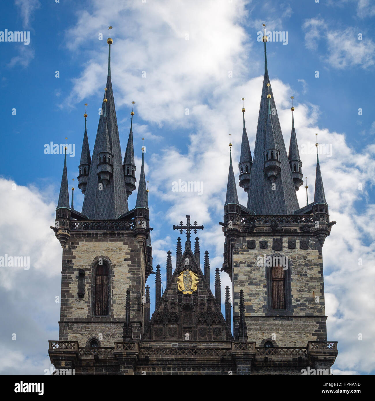 Die Türme der gotischen Frauenkirche vor Tein in Prag Stockfoto