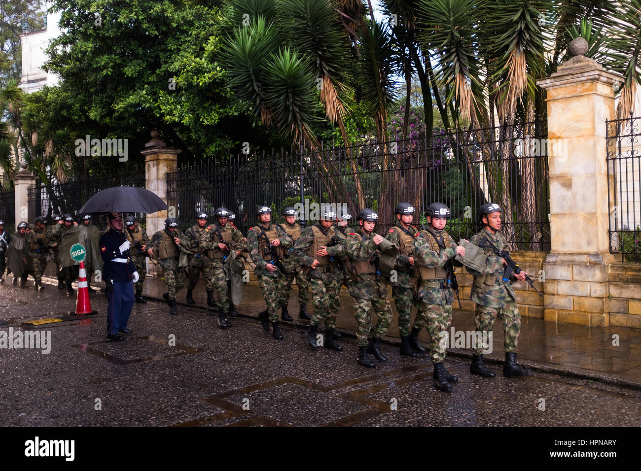 Bogotá - Kolumbien, 19. Januar. Der Präsidentengarde marschiert um die Casa de Nariño, Präsident offizielle Homepage und seinen wichtigsten Arbeitsplatz in Bogota, Stockfoto