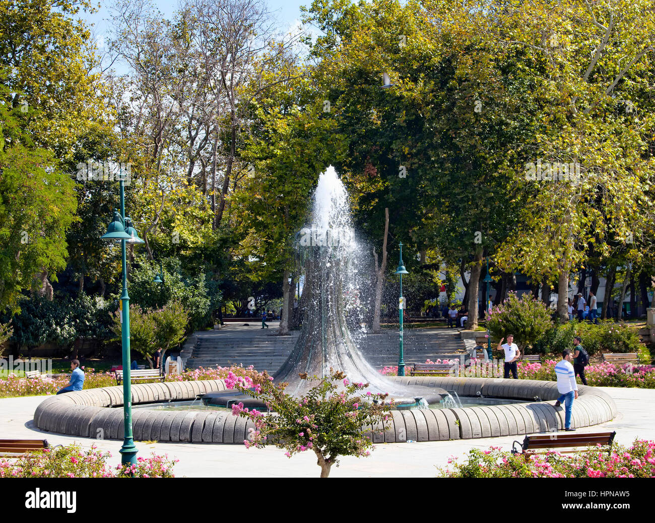 Blick auf die Altstadt Trinkbrunnen im Taksim Gezi Park in Istanbul an einem sonnigen Tag. Leute hängen um ihn herum. Stockfoto