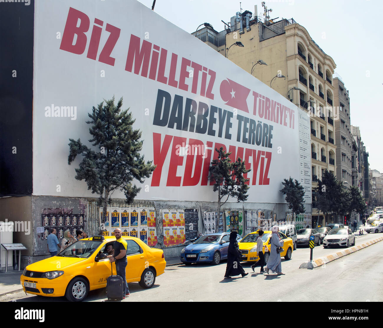 Großen Plakatwand Erfolg gewidmet, nach dem Putschversuch am 15. Juli 2016 geschehen ist. Taxis und arabischen Touristen Frauen Hijab sind in der Ansicht am Taksim Stockfoto
