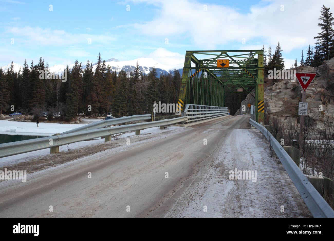 Brücke über Athabasca River im alten Fort Point Trail und Parkplatz in Jasper. Stockfoto