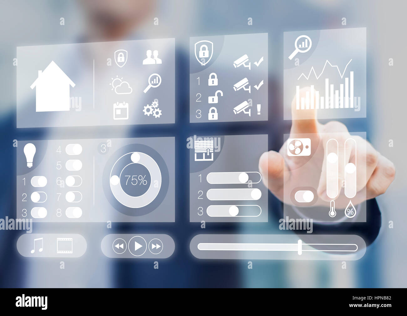 Intelligente Haustechnik Assistentin Dashboard Bildschirm mit augmented Reality (AR) um holographische Schnittstelle, Kontrollleuchten, Fensterläden, Luft Conditi-erstellen Stockfoto