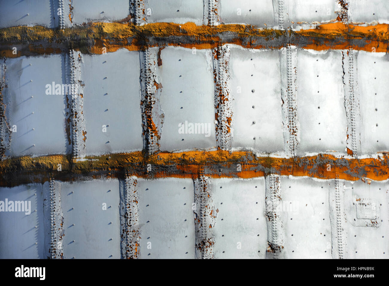 Hintergrundbild zeigt eine Nahaufnahme von einem Stahltank.  Nahaufnahme zeigt Schweißnähte, Nähten und Nieten. Stockfoto