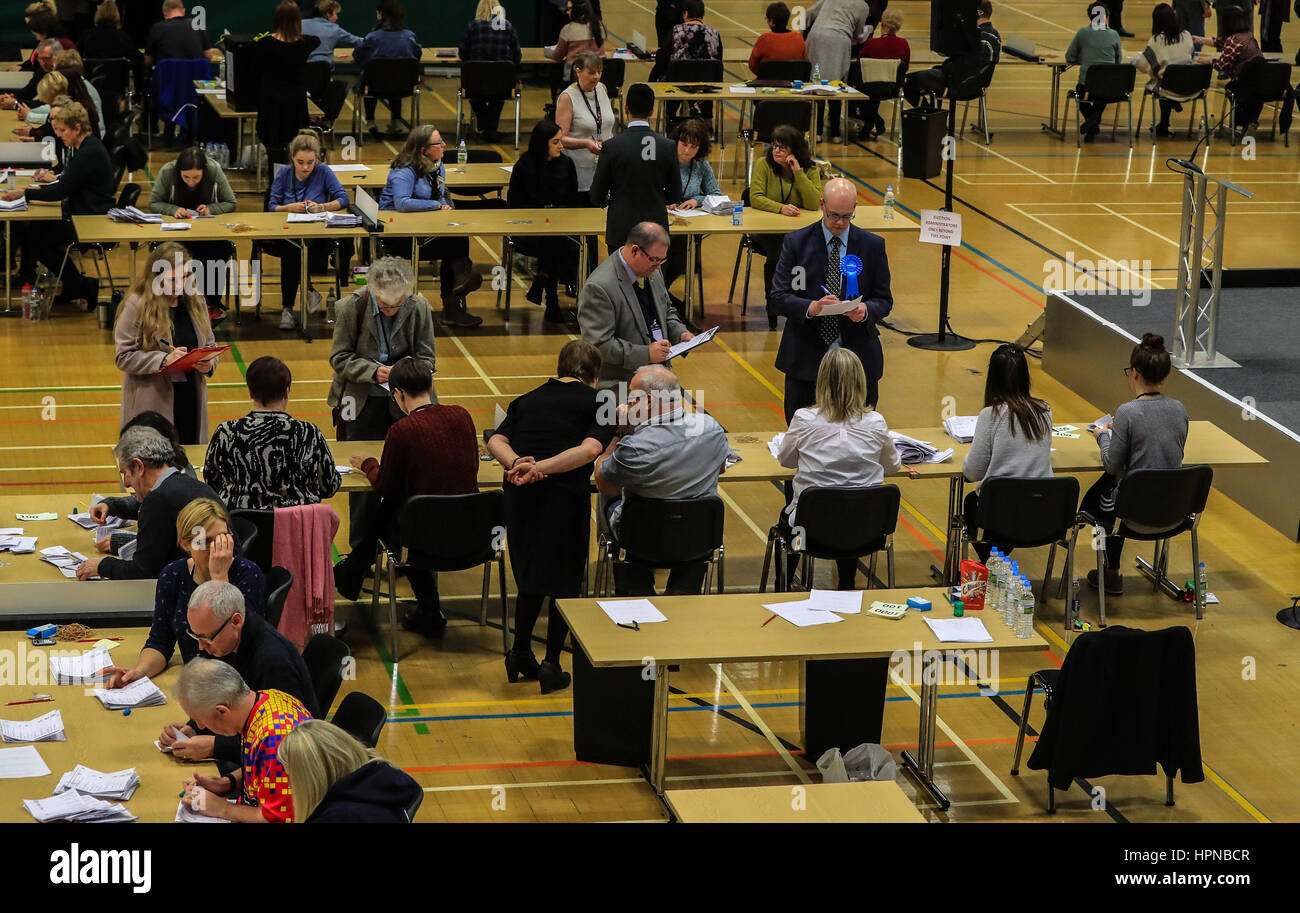 Die Zählung findet bei den Copeland-Nachwahlen im Whitehaven Sports Center in Cumbria statt. Stockfoto