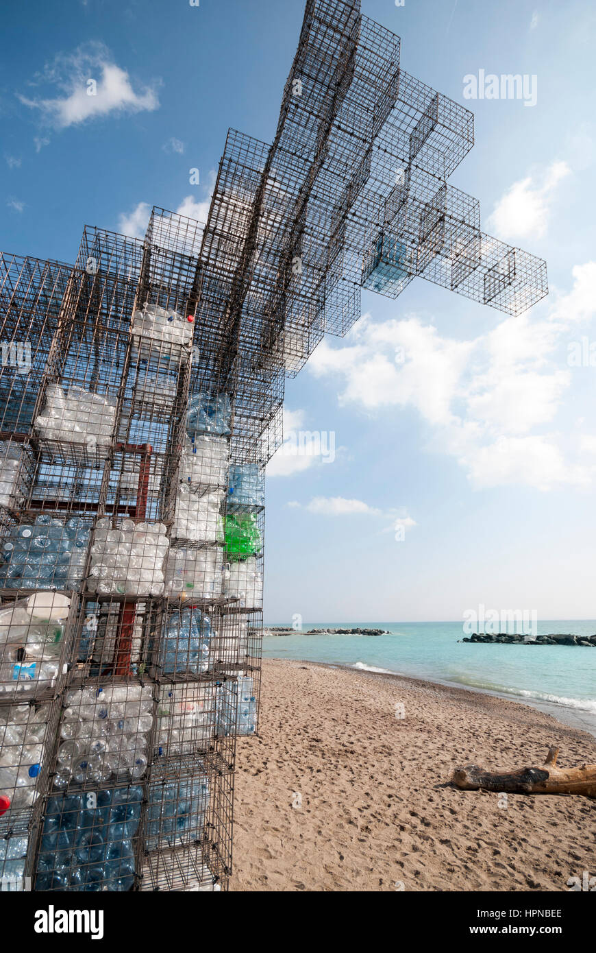 Wire Mesh Skulptur mit dem Titel Flotsam And Jetsam installiert am Strand von Kew in Toronto im Rahmen des jährlichen Strandes Erwärmung Stationen Kunstausstellung Stockfoto