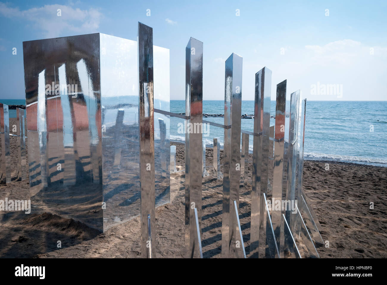 Eine skulpturale Kunst-Installationen unter dem Titel The illusorisch 2017 Winter bebaut ungenutzte lebensrettende Stationen am Strand von Kew in Toronto Ontario Kanada Stockfoto