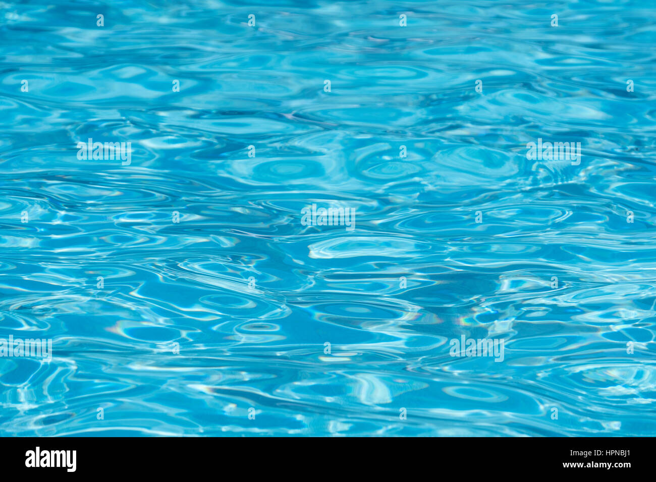 Nahaufnahme einer Schwimmbad-Oberfläche an einem Sommertag Stockfoto