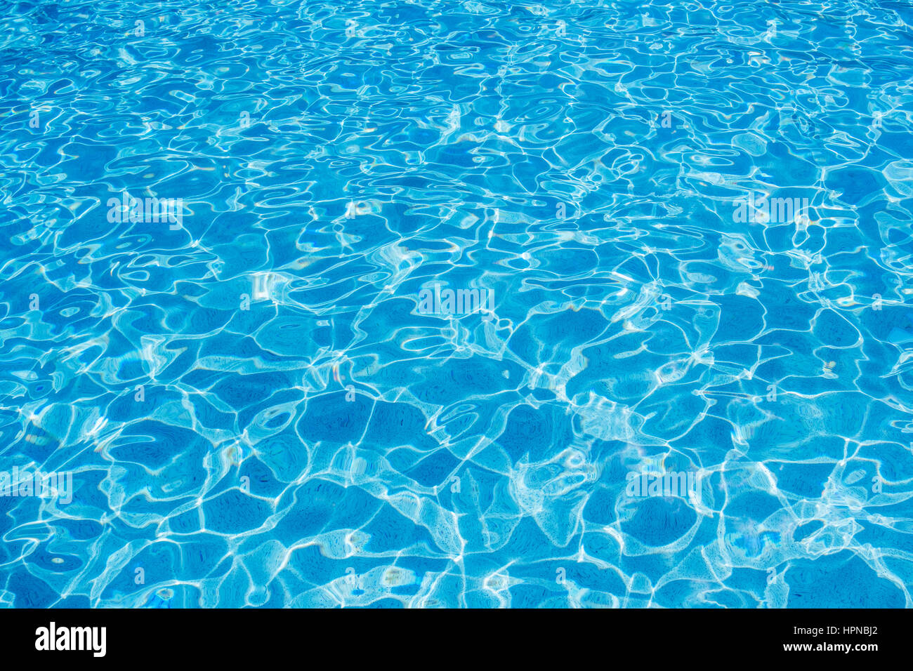 Schwimmbad-Oberfläche mit Reflexionen Stockfoto