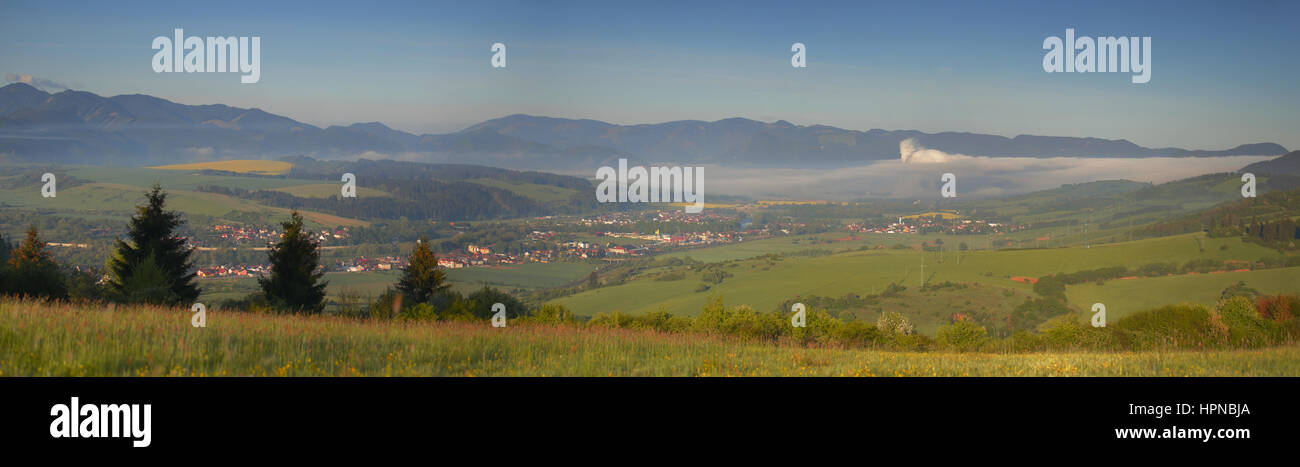 Industrielle Berglandschaft mit Rauchen Fabrik Stockfoto
