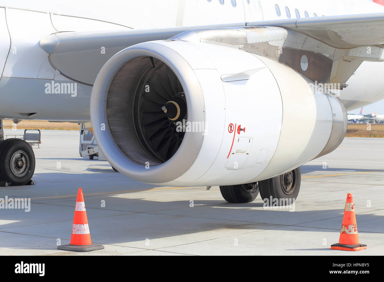 Turbine des weißen Flugzeugmotor auf dem Flughafen Stockfoto