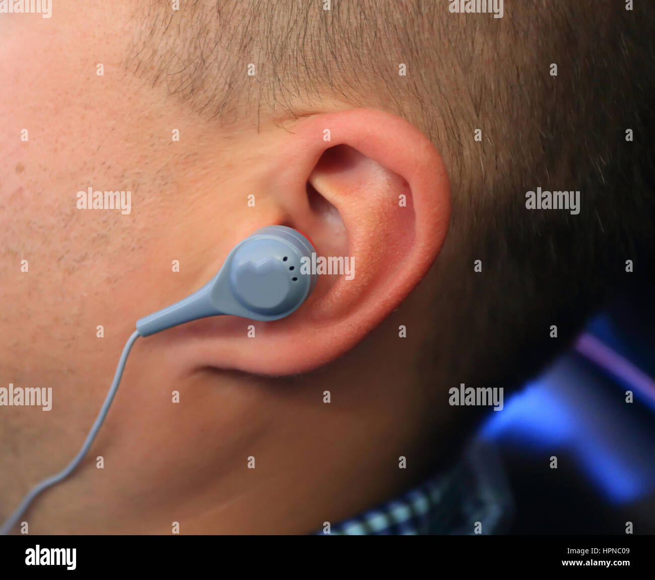 Nahaufnahme von grau Kopfhörer in mans Ohr Stockfoto