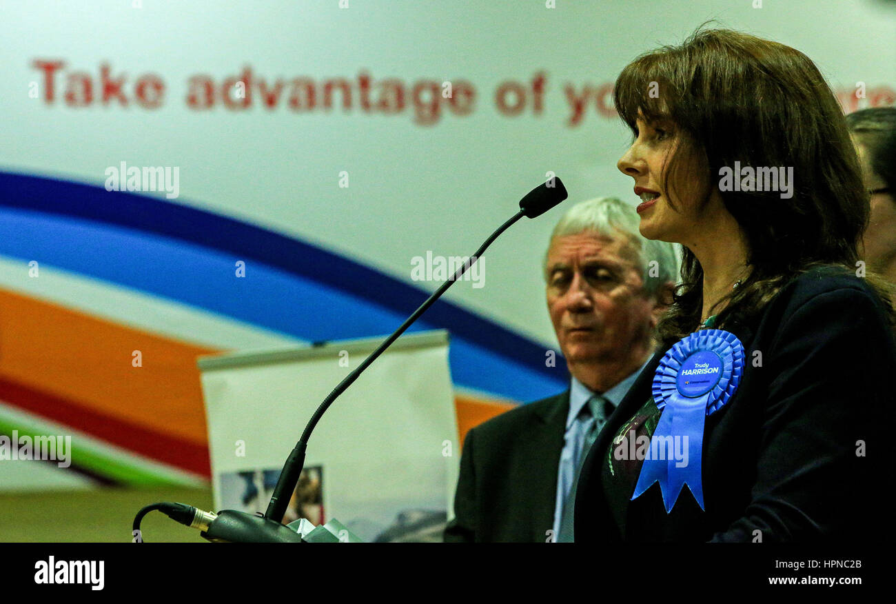 Konservativen Kandidaten Trudy Harrison und Ehemann Keith küssen nach dem Gewinn der Copeland-Nachwahl am Sportzentrum Whitehaven in Cumbria. Stockfoto