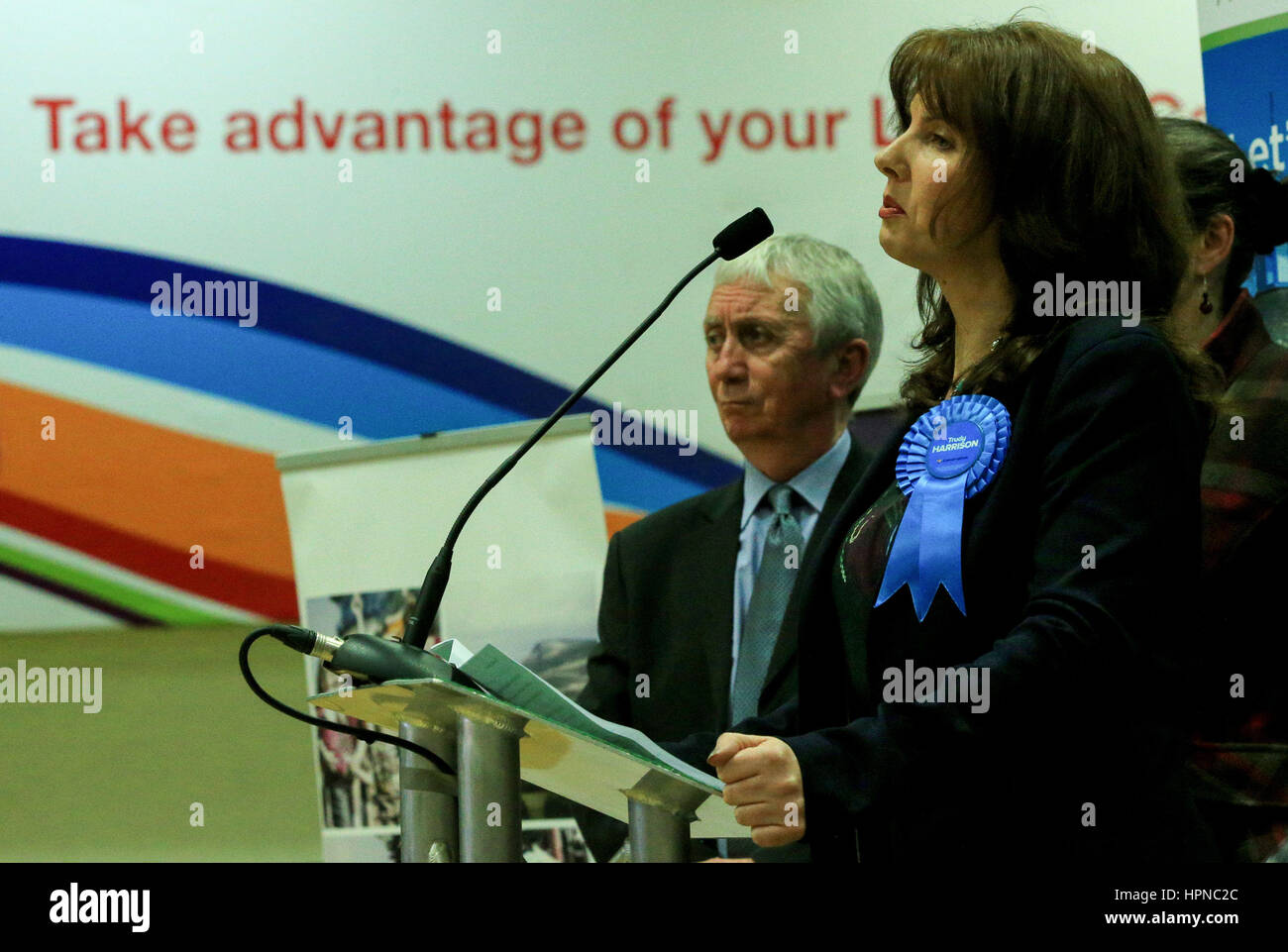 Konservativen Kandidaten Trudy Harrison und Ehemann Keith küssen nach dem Gewinn der Copeland-Nachwahl am Sportzentrum Whitehaven in Cumbria. Stockfoto