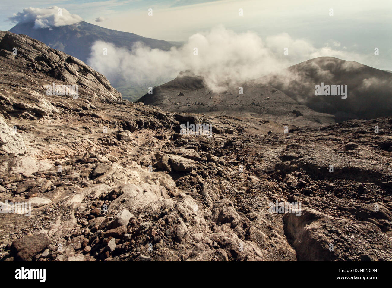 Blick von Mount Merapi aktiven Vulkankrater über einige verräterische Vulkangestein eine gefährliche Berglandschaft. Stockfoto