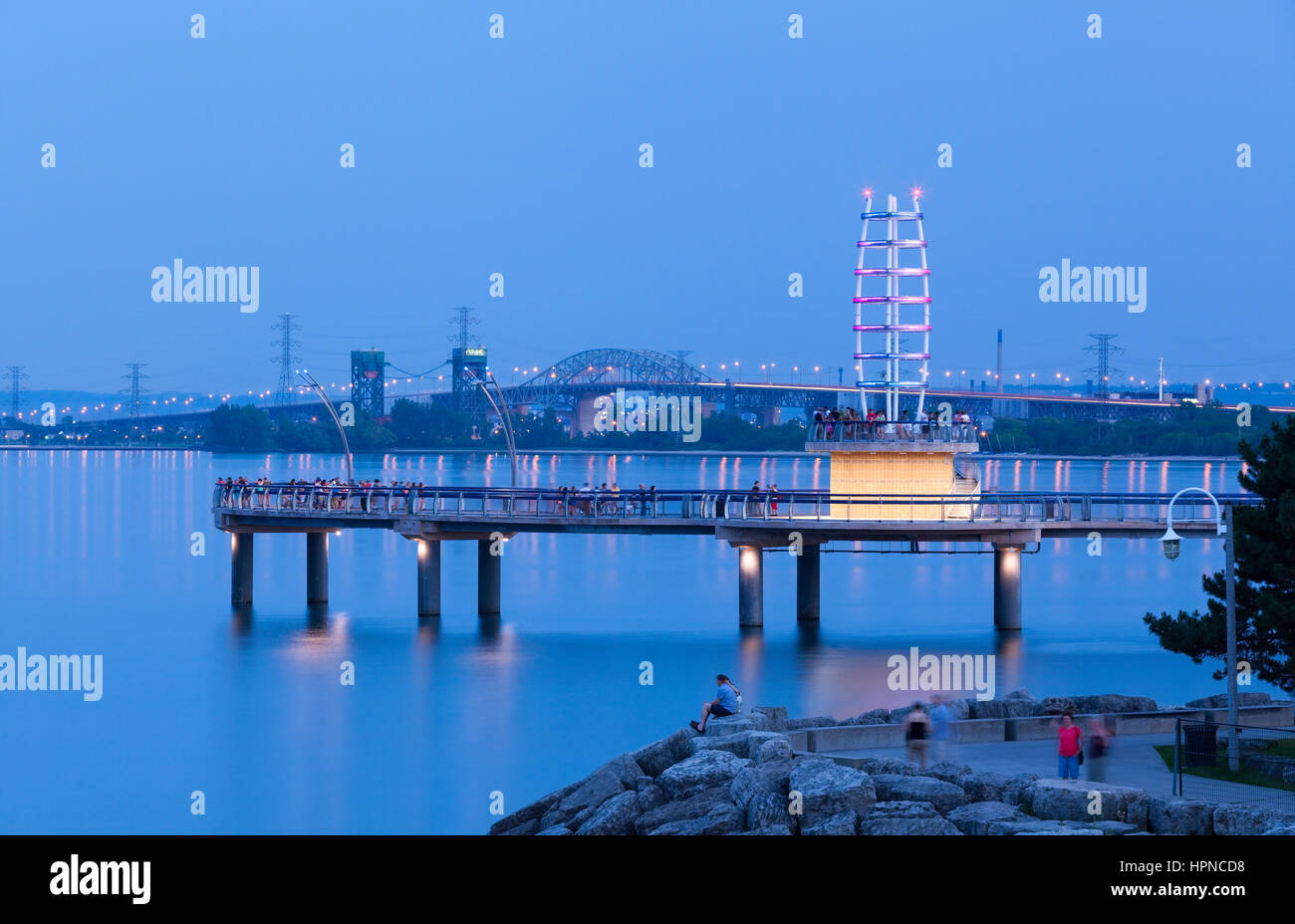 Die Brant Street Pier mit Burlington Skyway in der Ferne in der Innenstadt, Burlington, Ontario, Kanada. Stockfoto