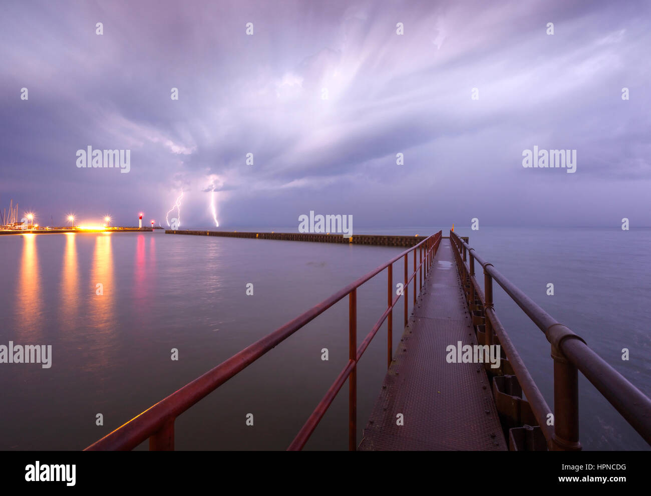 Ein Gewitter mit Blitz über Lake Ontario. Bronte, Oakville, Ontario, Kanada. Stockfoto
