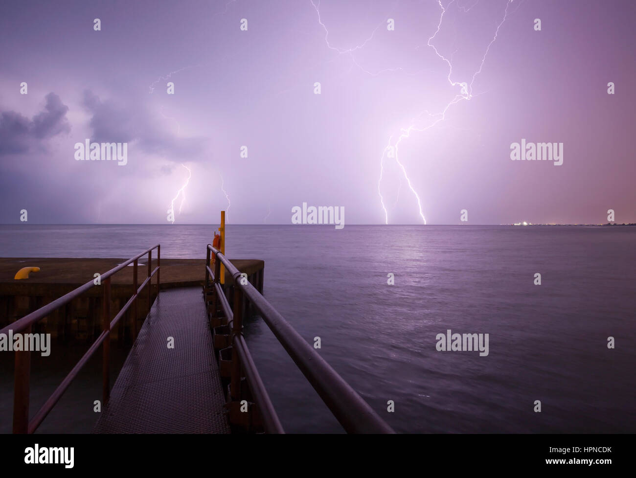 Ein Gewitter mit Blitz über Lake Ontario. Bronte, Oakville, Ontario, Kanada. Stockfoto