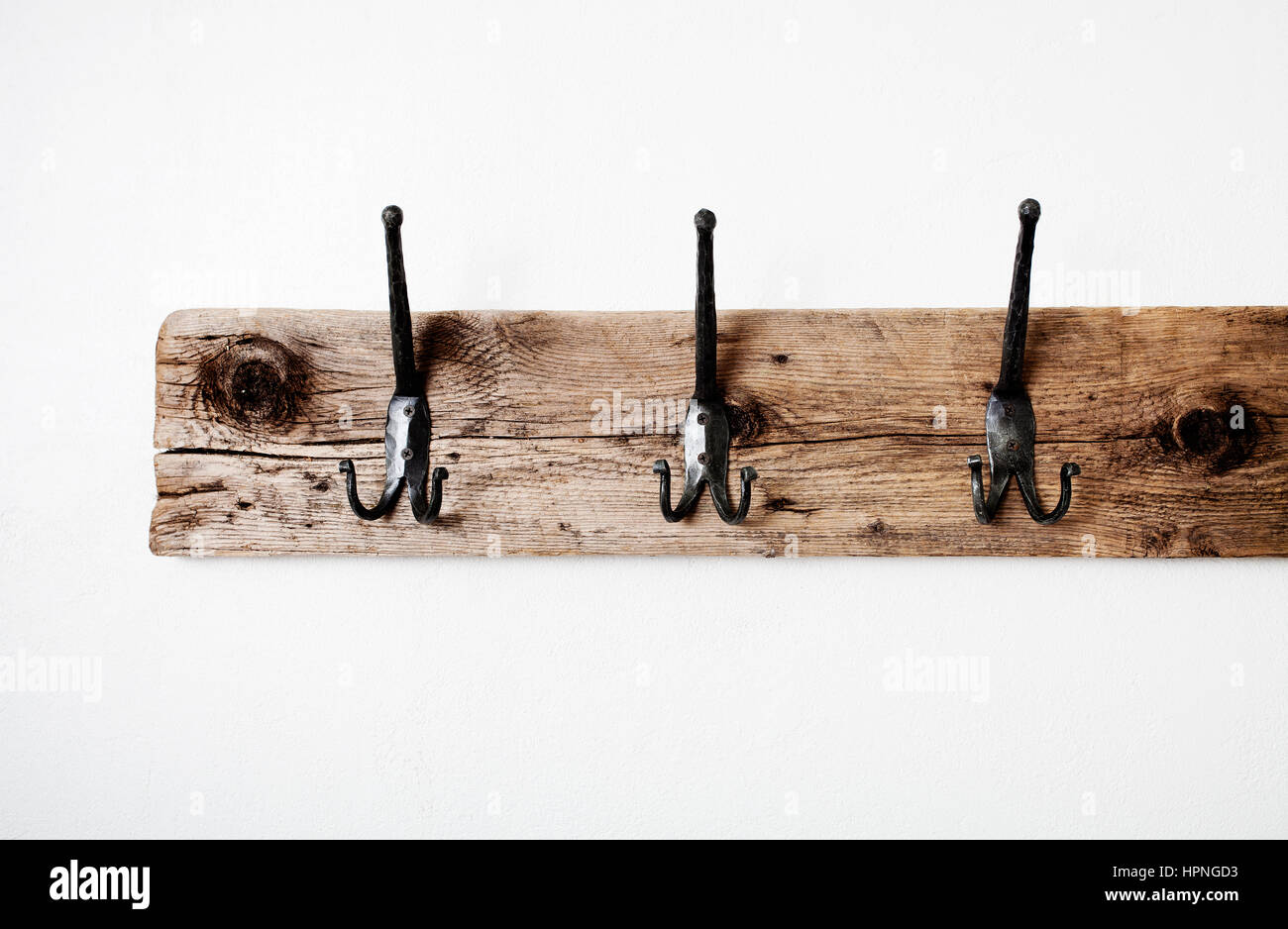 Leer aus Holz Handtuchhalter auf weißen Wand Stockfoto