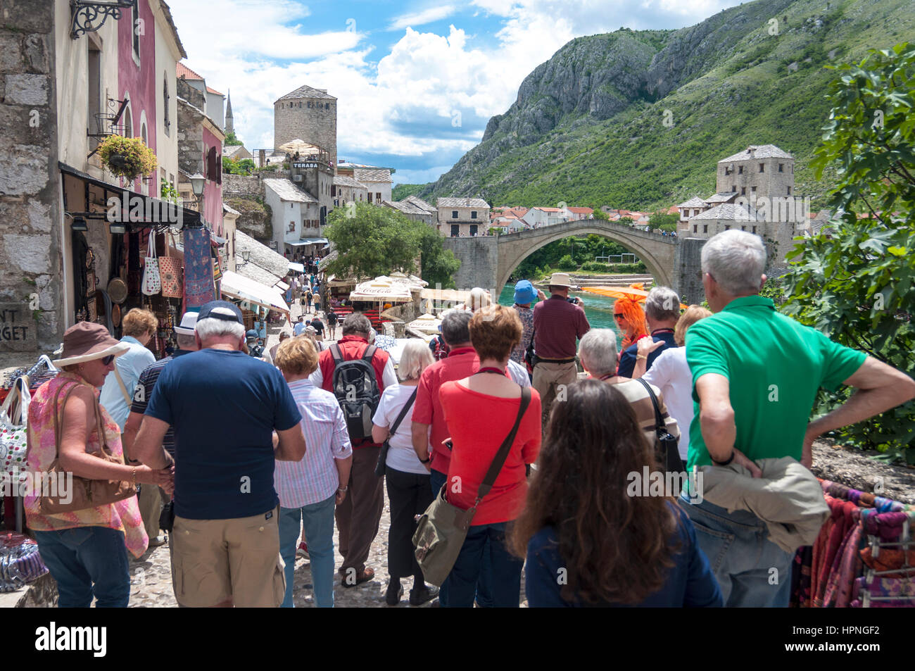 Touristen in Mostar, Bosnien-Herzegowina. Blick auf alte Brücke Stari Most in der Stadt Stockfoto
