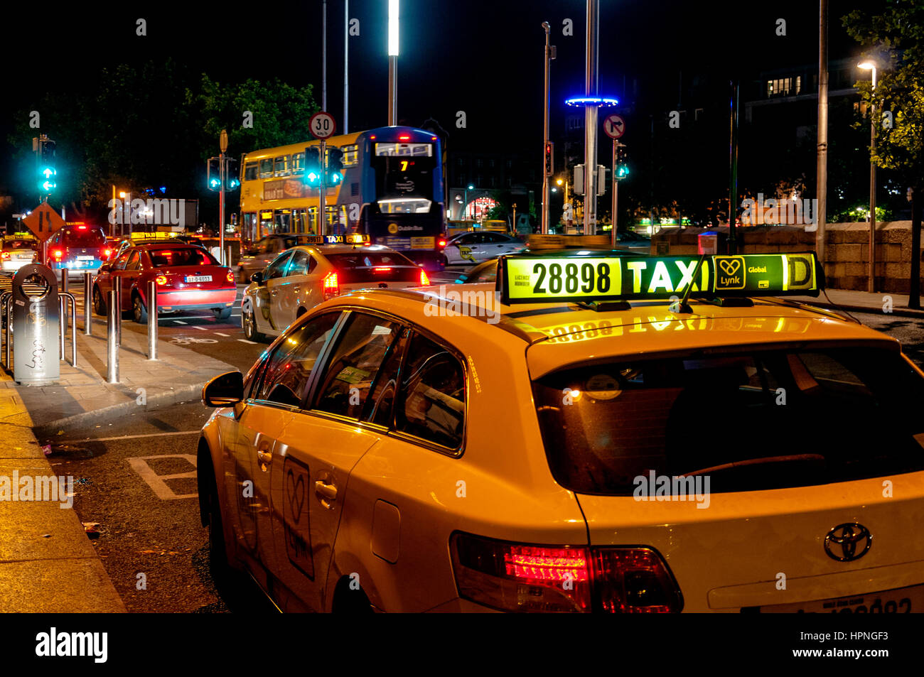 Dublin Irland in der Nacht. Öffentliche Verkehrsmittel, Taxi und Verkehr in der Stadt Irlands Hauptstadt Stockfoto