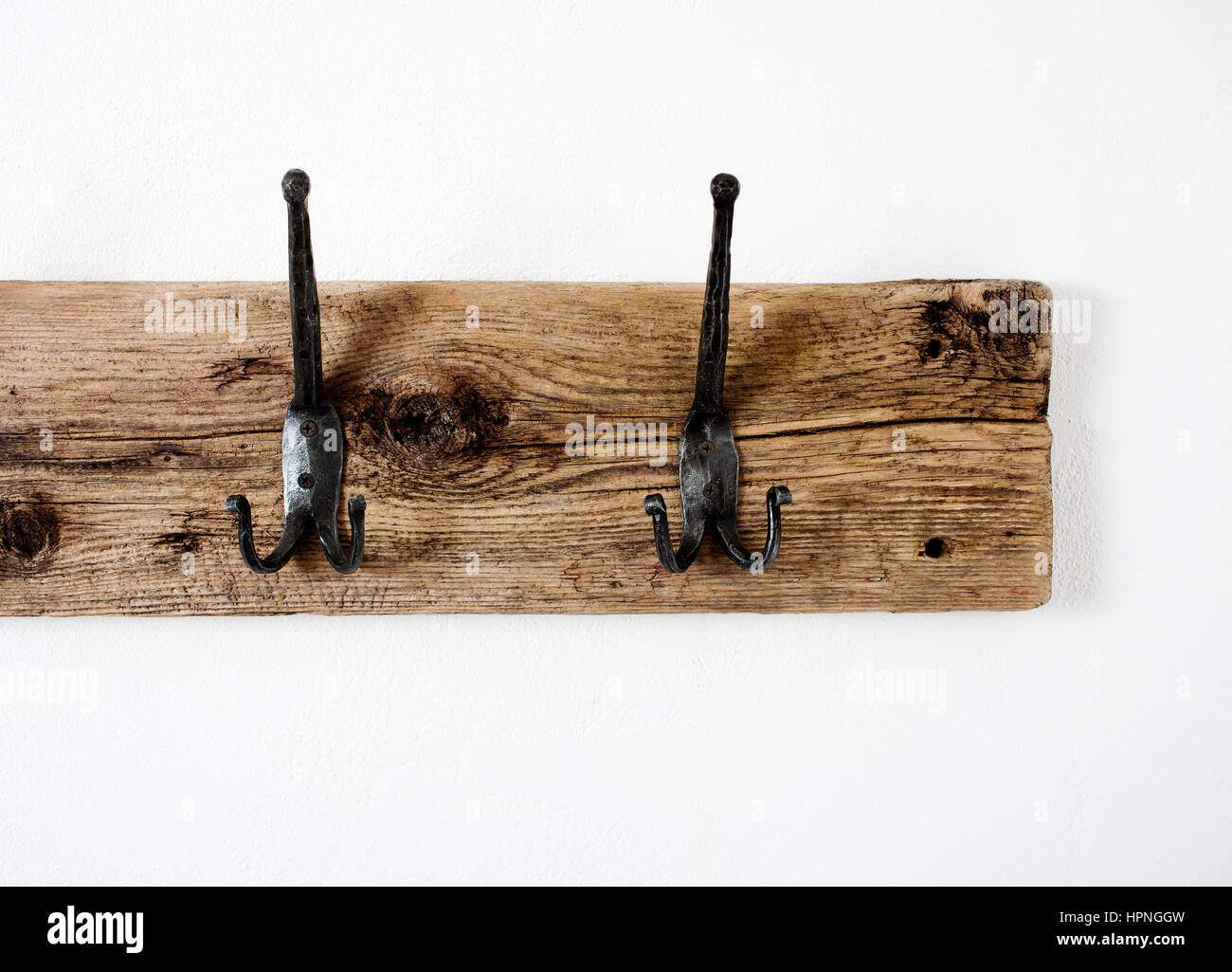 Leer aus Holz Handtuchhalter auf weißen Wand Stockfoto