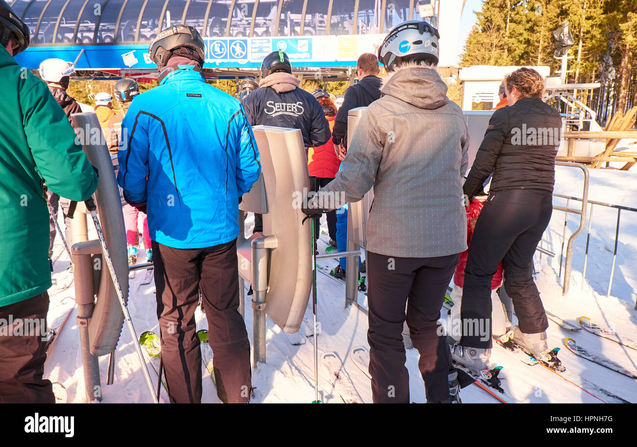 WINTERBERG, Deutschland - 14. Februar 2017: Skifahrer durch die Pass-Leser mit Drehkreuz in Ski-Karussell Winterberg Stockfoto