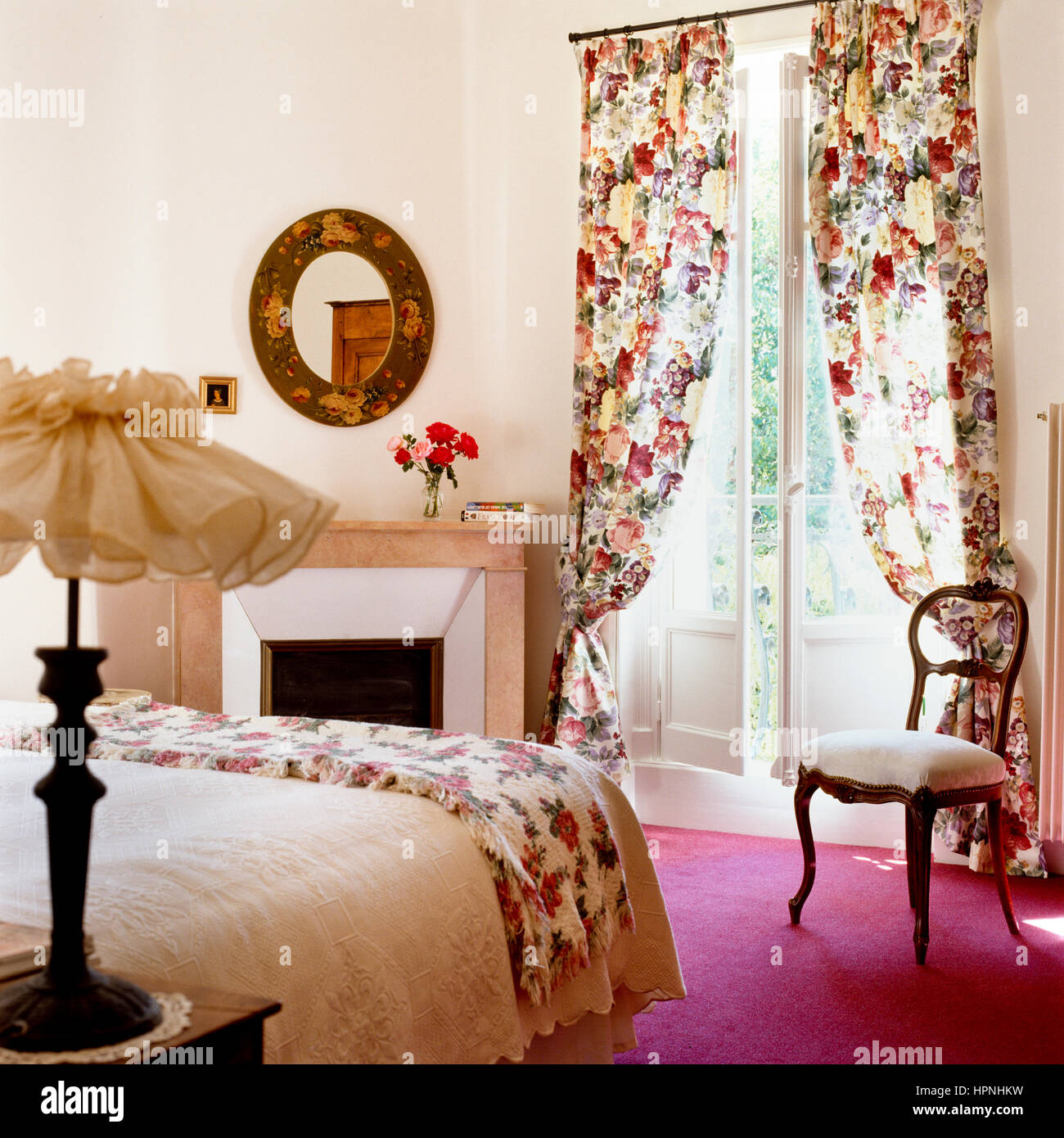 Ein Schlafzimmer mit floralen Mustern. Stockfoto