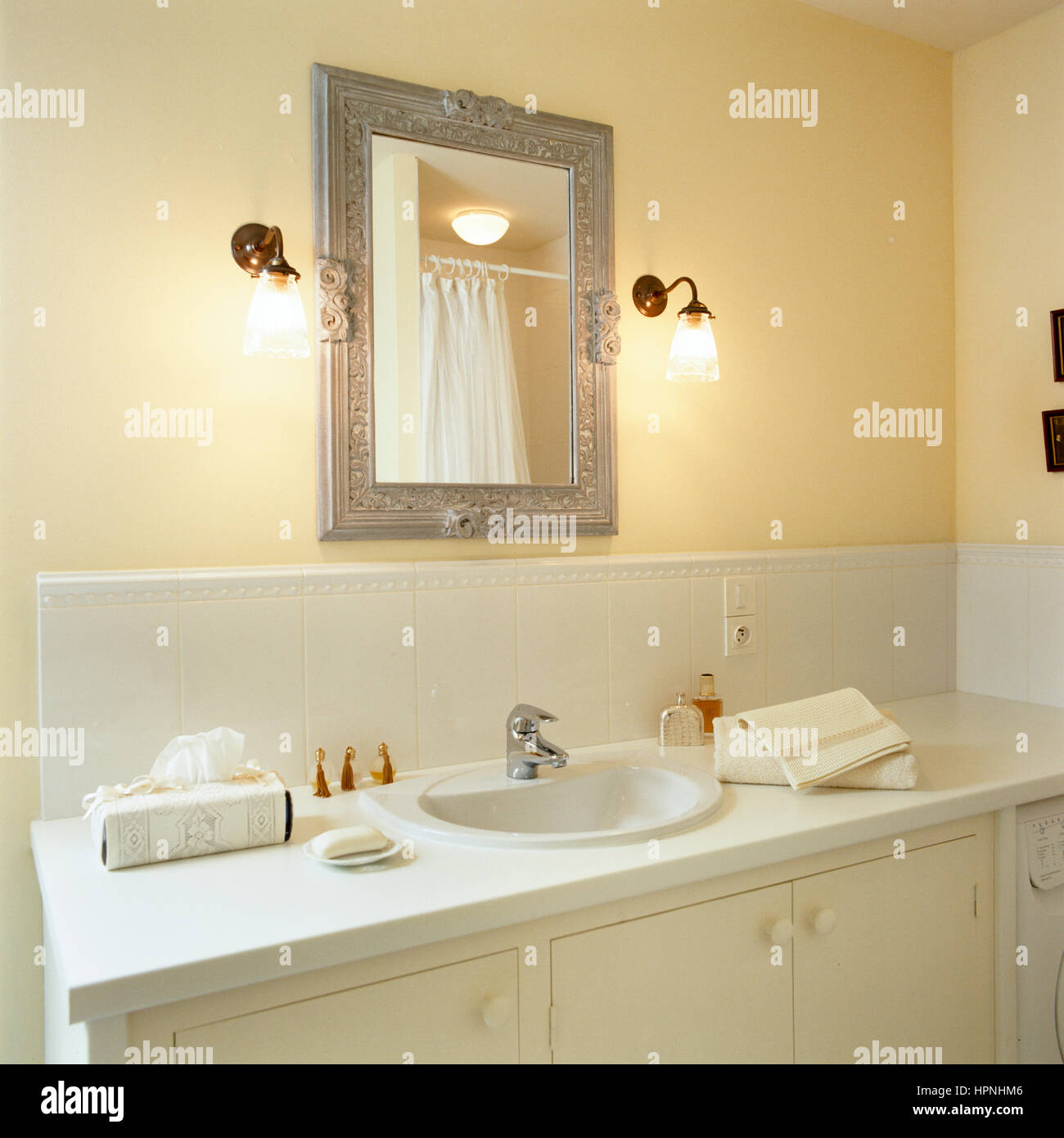 Ein Waschbecken mit Spiegel. Stockfoto