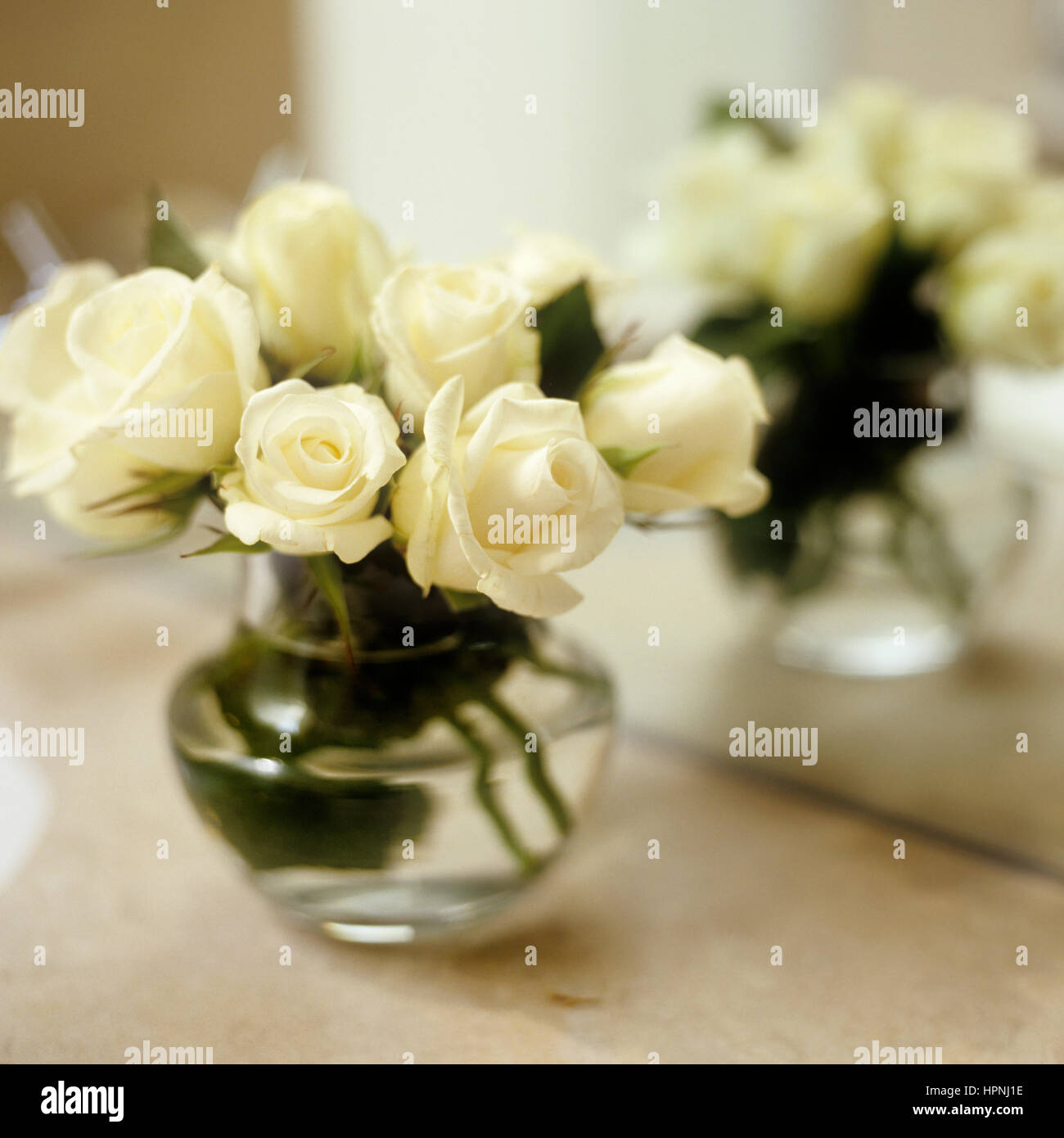 Ein Badezimmer mit einem Spiegel. Stockfoto