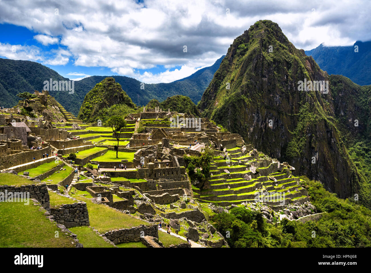 Blick auf die verlorene Inka-Stadt Machu Picchu in der Nähe von Cusco, Peru. Machu Picchu ist eine peruanische historische Heiligtum. Im Vordergrund sind Menschen zu sehen. Stockfoto