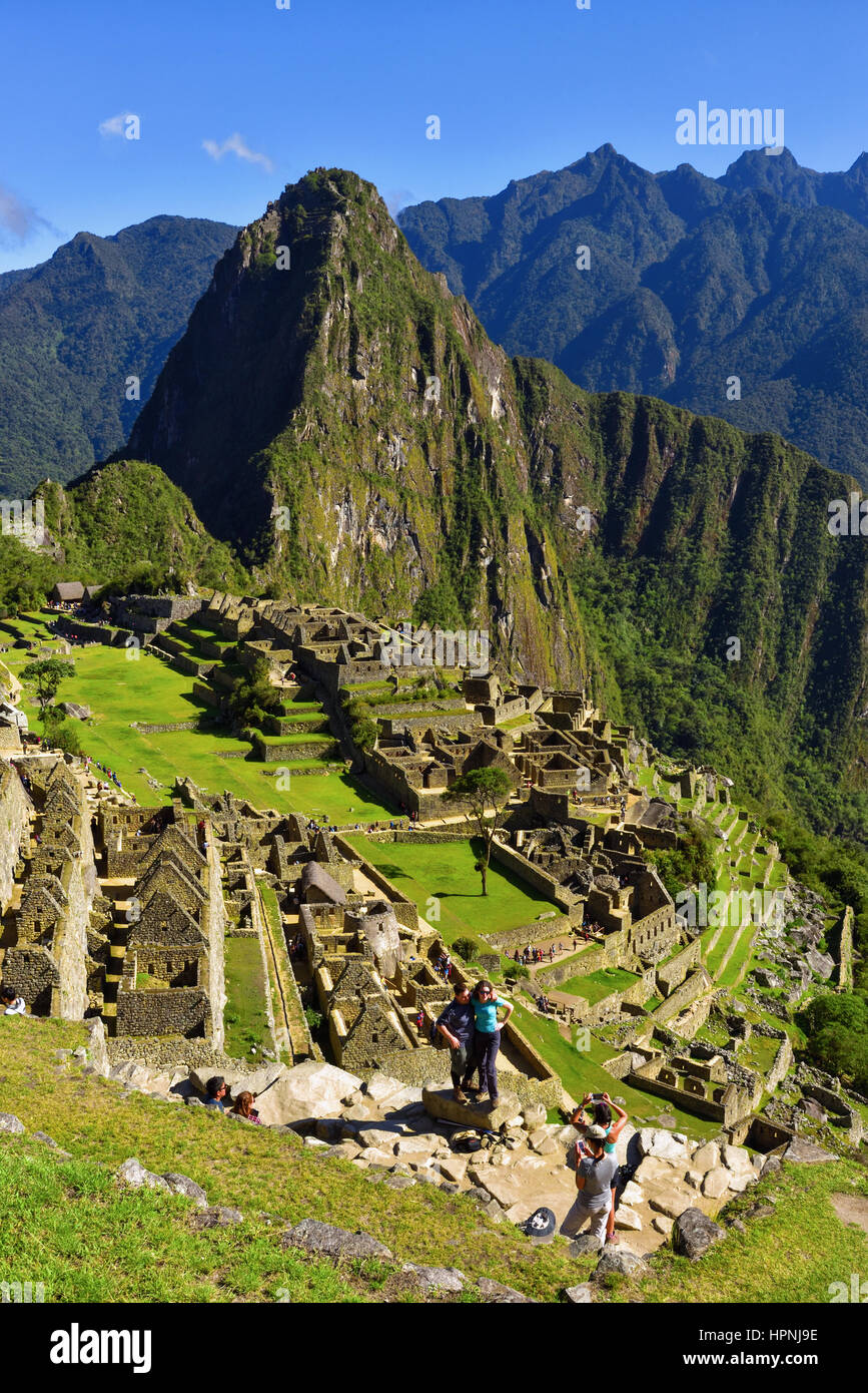 Blick auf die verlorene Inka-Stadt Machu Picchu in der Nähe von Cusco, Peru. Machu Picchu ist eine peruanische historische Heiligtum. Im Vordergrund sind Menschen zu sehen. Stockfoto