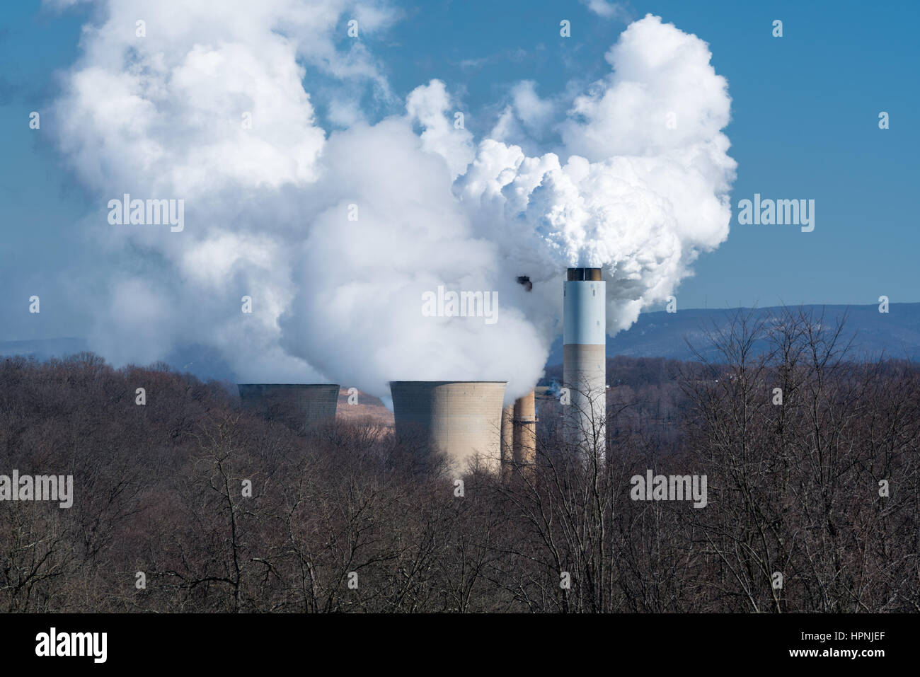 Rauch und Dampf wogenden aus Schornsteinen und Kühltürmen Kohle betriebene Kraftwerk in West Virginia Stockfoto