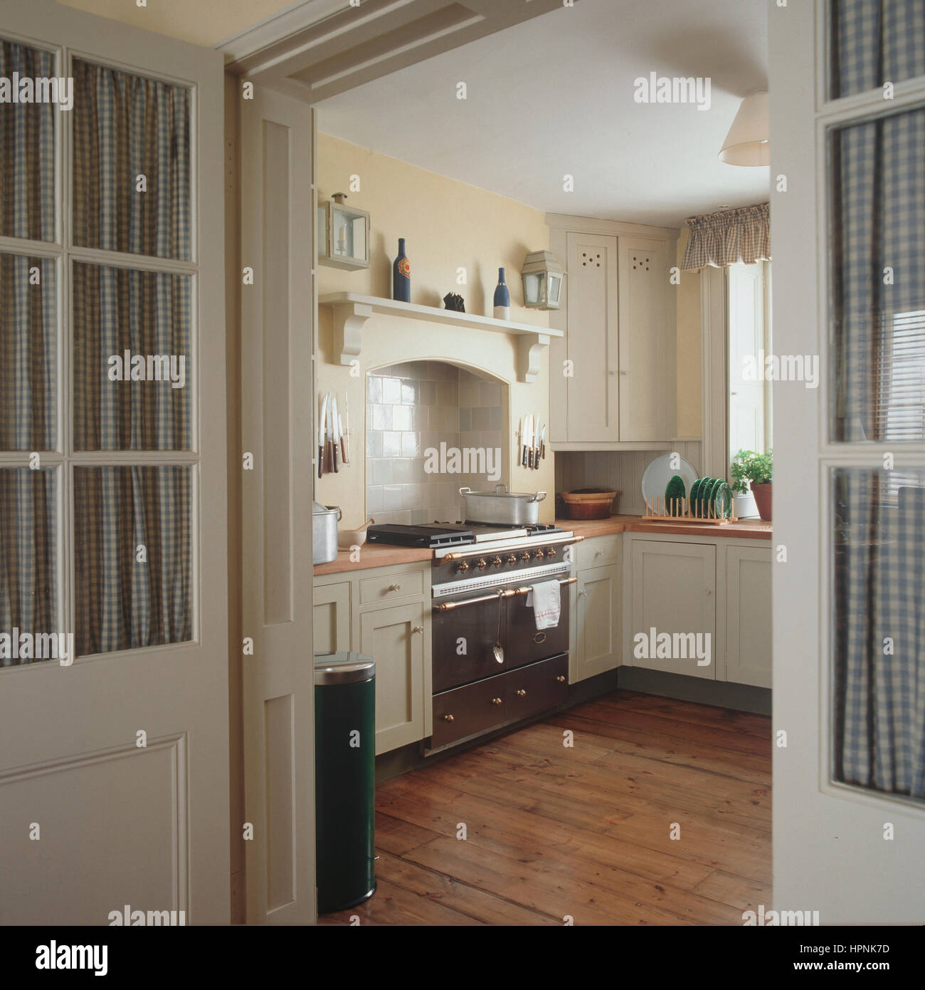 Eine offene Tür in die Küche. Stockfoto
