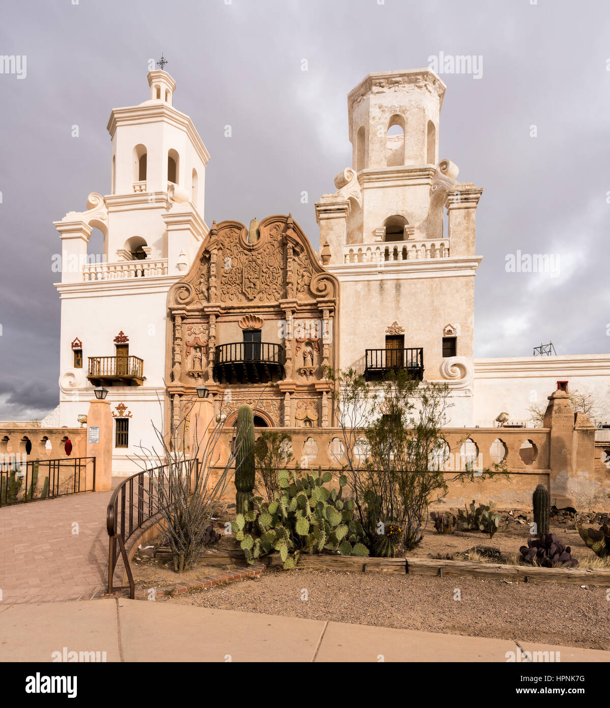 Frühe Mission San Xavier del Bac bekannt als weiße Taube in Wüste an einem bewölkten Tag in der Nähe von Tucson Arizona Stockfoto