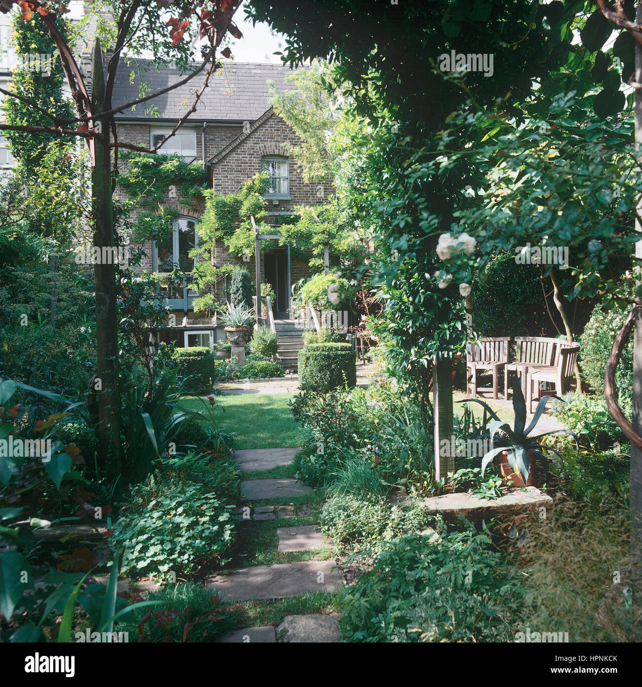 Einen Garten mit Stühlen und Kopfsteinpflaster. Stockfoto