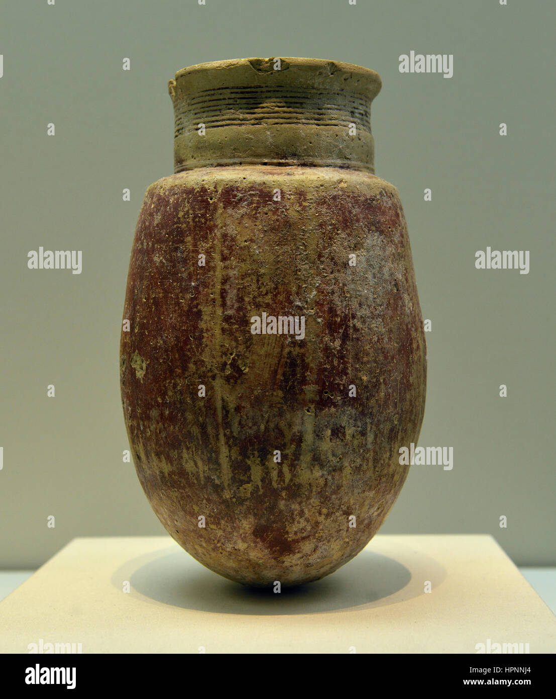 Zylindrische Bestattung Jar. Dhahran, Grab B28.  2000-1800 V. CHR.. Keramik. Nationalmuseum, Riyadh. Stockfoto