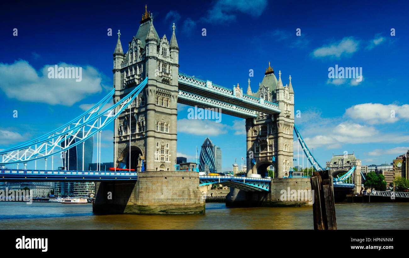 Sonniger Tag in London, Blick auf die Tower Bridge und Shard-LONDON, ENGLAND Stockfoto