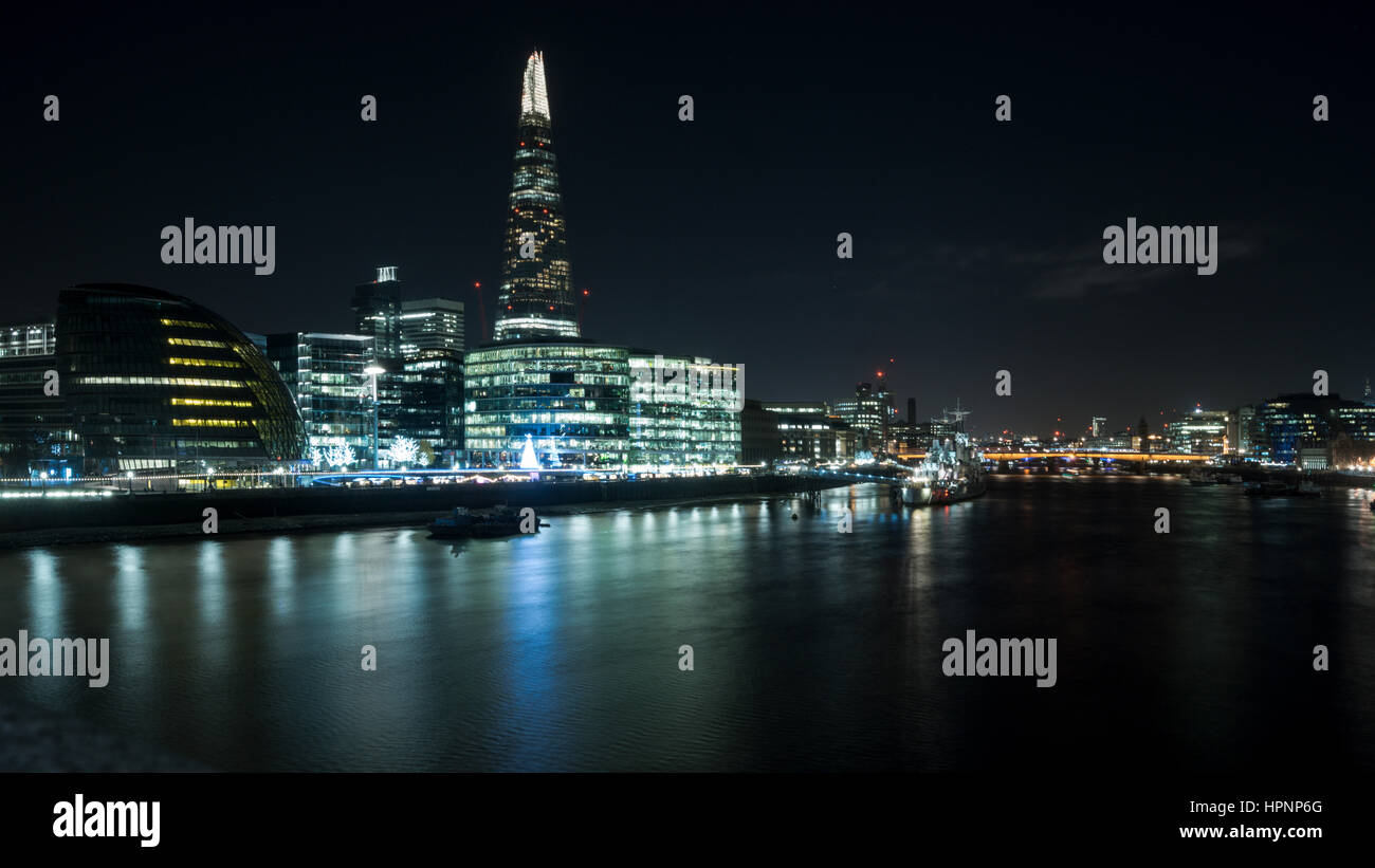London Riverside und Shard Gebäude in der Nacht - LONDON, ENGLAND Stockfoto