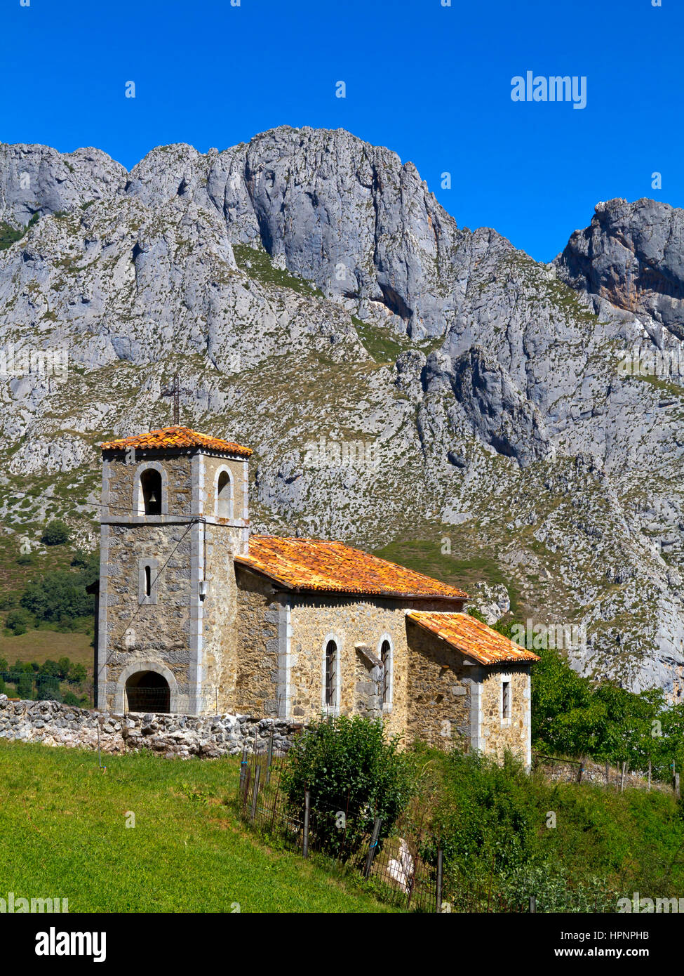 Traditionelle Kirche in Berglandschaft in der Nähe von Cucayo in den Nationalpark Picos de Europa Kantabrien Nordspanien Stockfoto