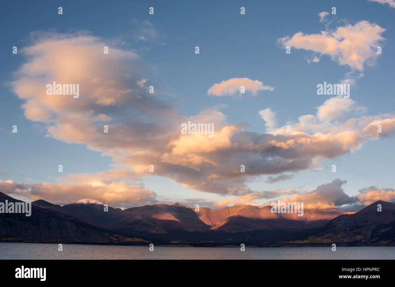 Nordamerika; Kanada; Yukon-Territorium; Kluane Lake; Sonnenuntergang; Farben des Herbstes. Stockfoto