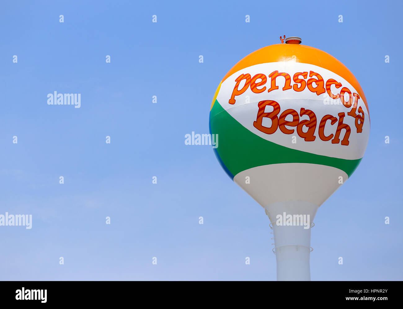 Pensacola Beach, USA - 13. Mai 2015: Beach-Ball-Form oben von der ikonischen Pensacola Beach Wasserturm mit blauem Himmel. Stockfoto