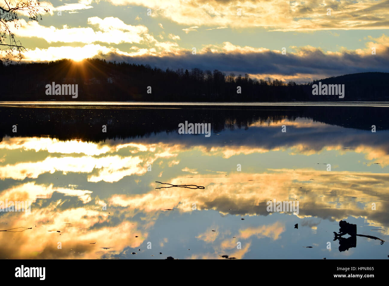 Sonnenaufgang auf dem See. Stockfoto