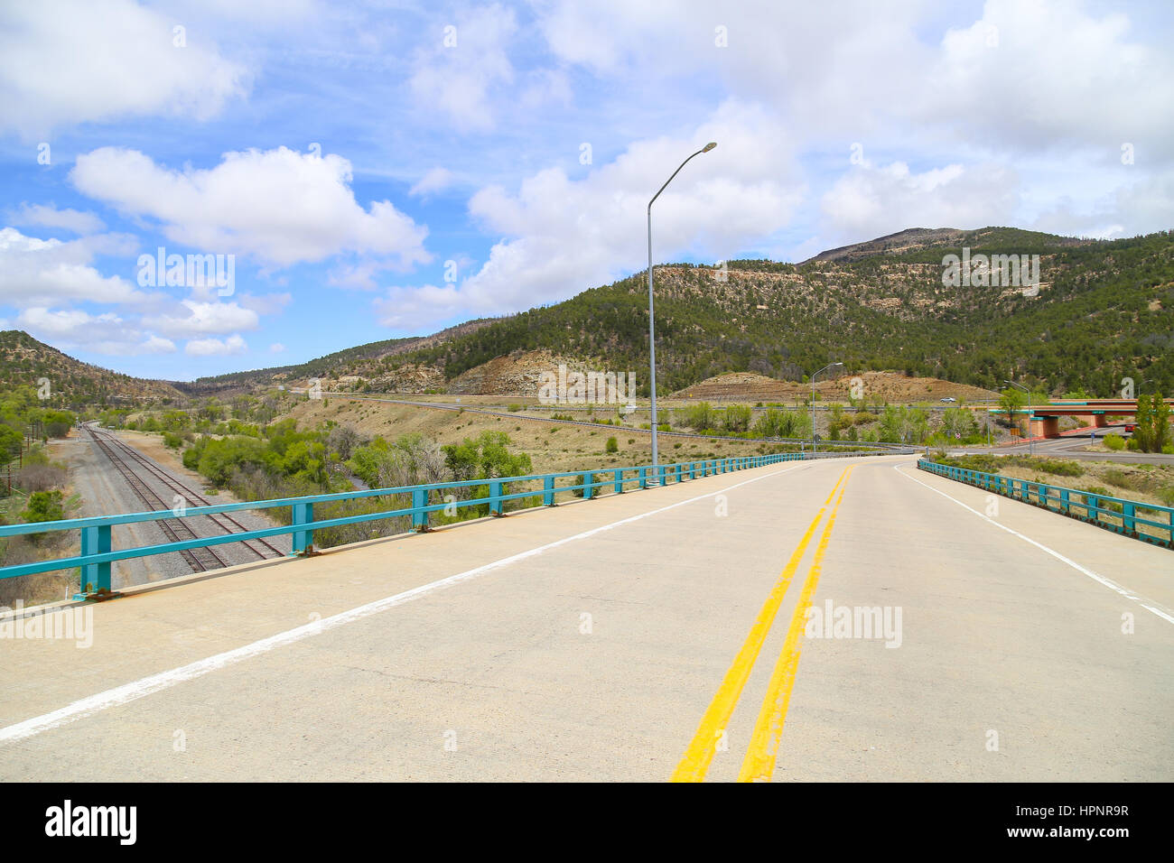 Autobahnbrücke über Gleise in der Nähe von East Raton in New Mexico, USA. Stockfoto