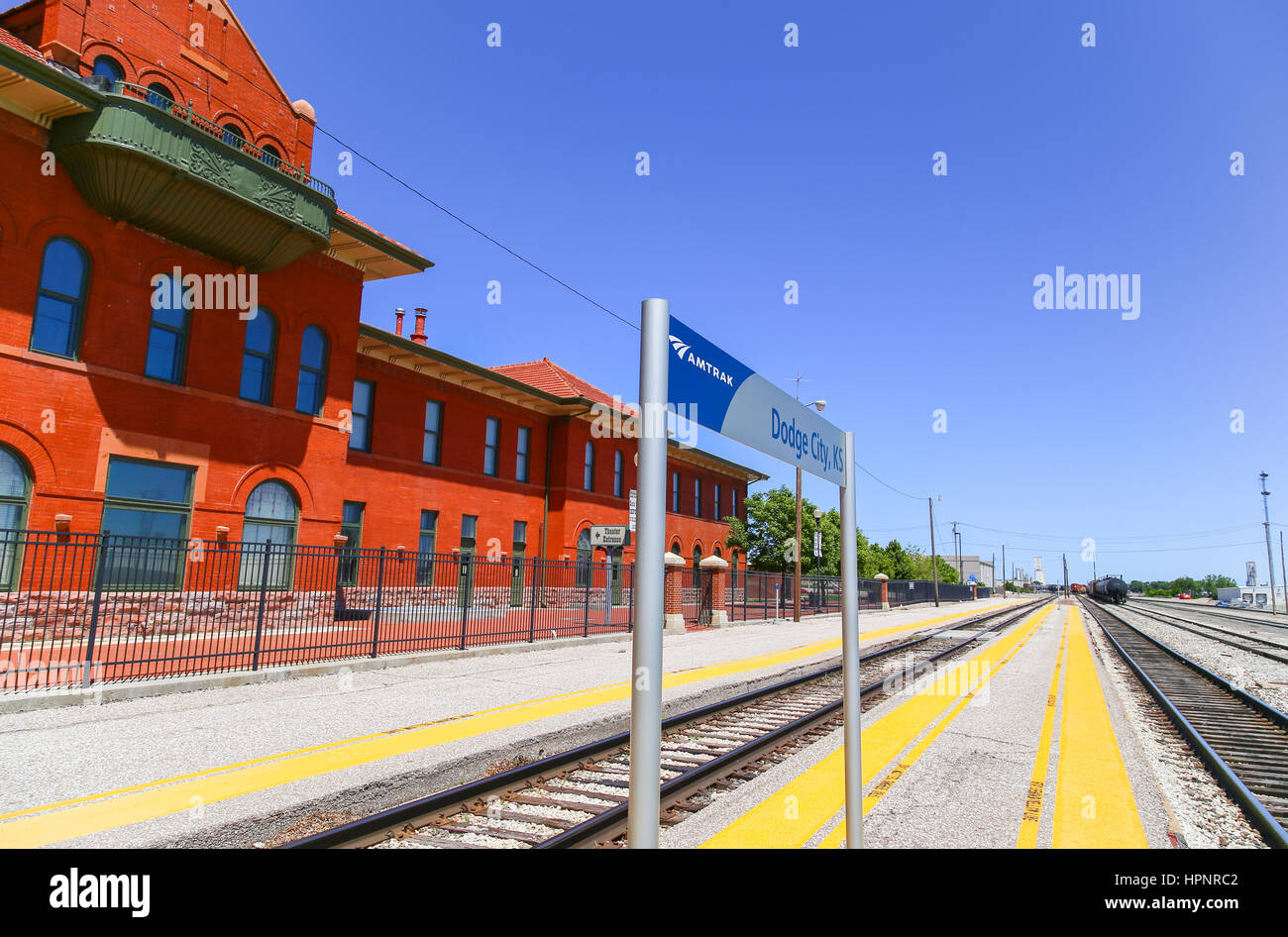 Dodge City, USA - 17. Mai 2015: Amtrak-Bahnhof der Stadt mit Plattformen und Spuren und das historische Gebäude, sowie ein modernen Zeichen auf der Rückseite ein Stockfoto