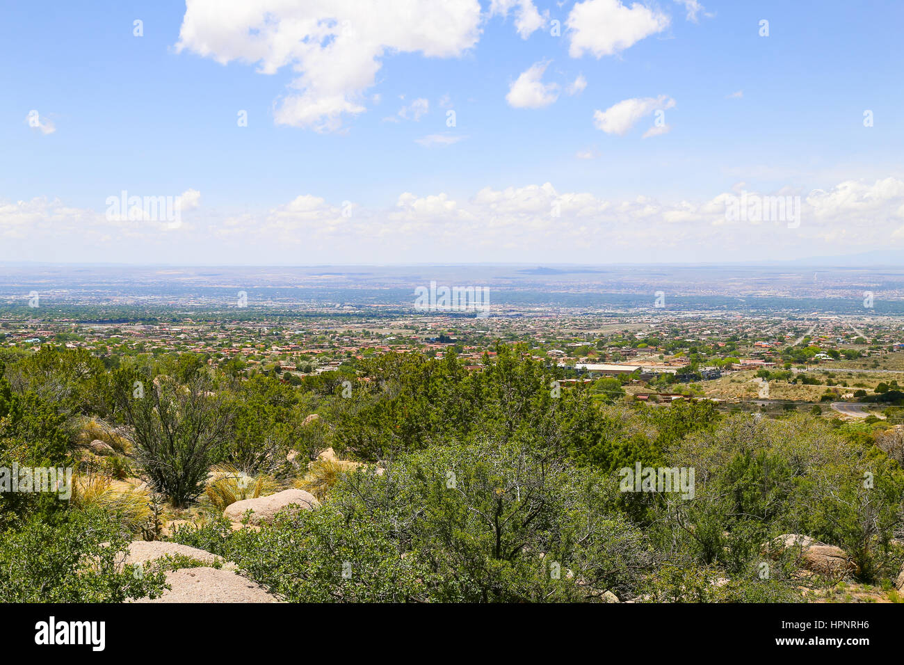 Panoramablick von Albuquerque, USA, vom Start Punkt Sandia Peak Tramway im Vordergrund Felsen und scheuert. Stockfoto