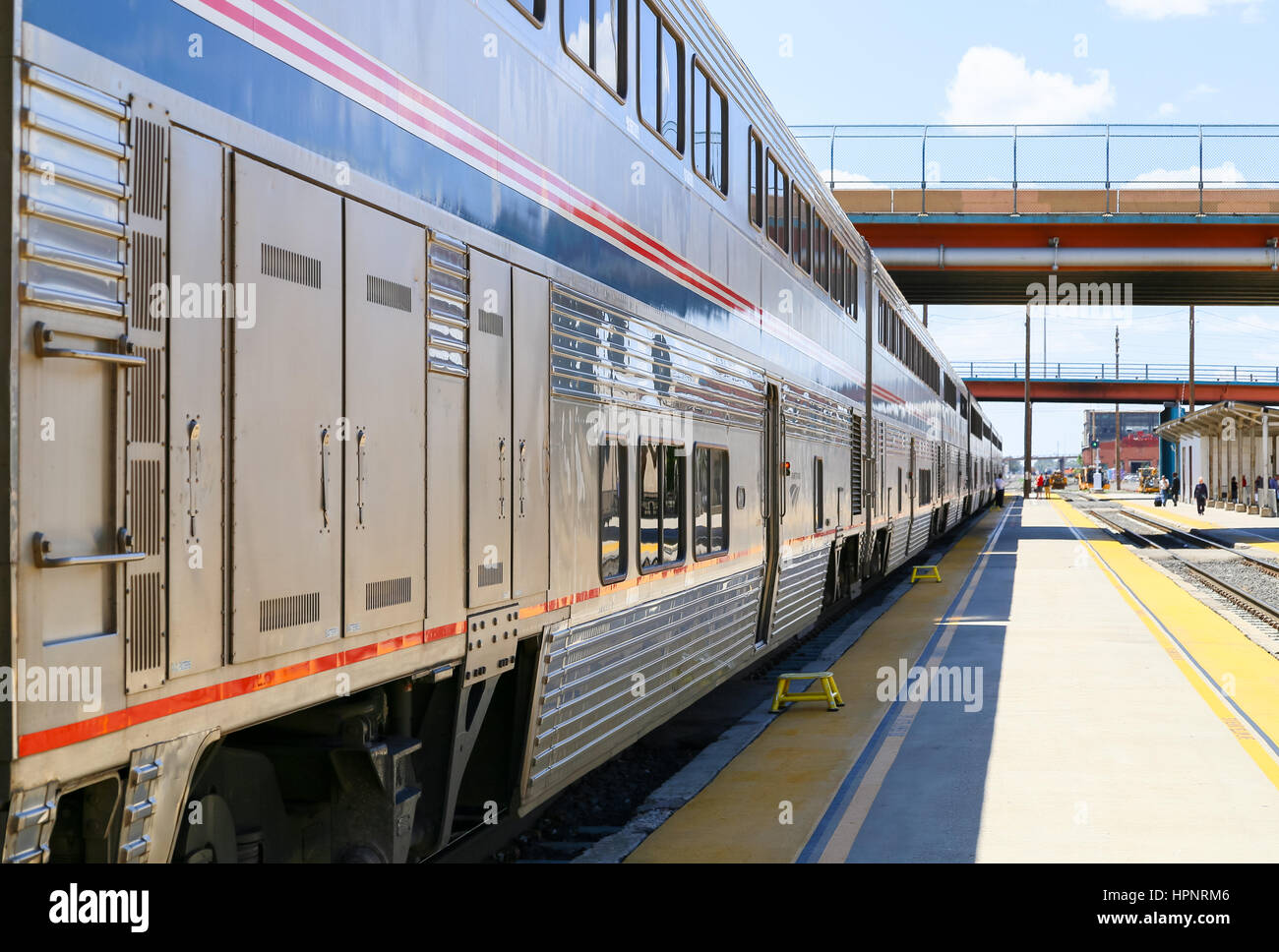 Albuquerque, USA - 24. Mai 2015: Der Amtrak-Personenzug auf der Plattform vor den Türen auf Southwest Chief stoppen mit Schritten platziert Stockfoto